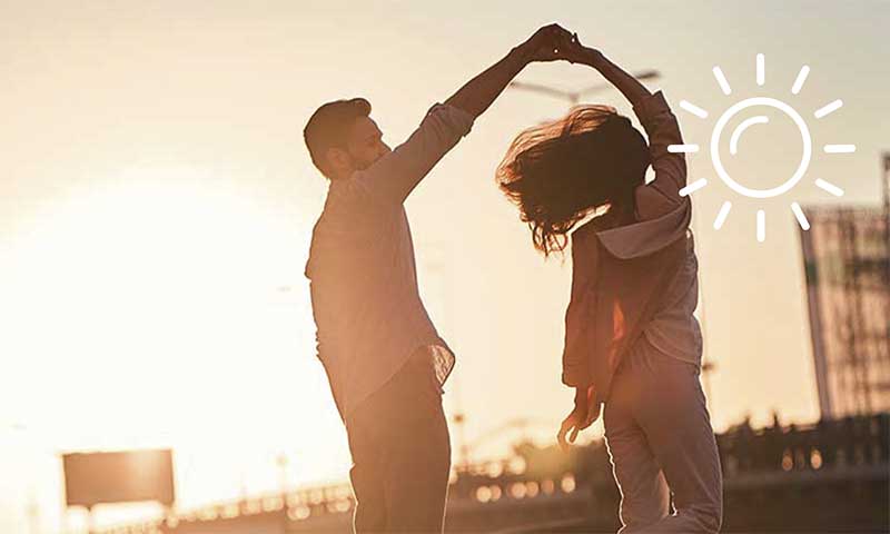 Im Licht des Sonnenuntergangs tanzt ein fröhliches Paar und symbolisiert hier die Freude eines schmerzfreien Lebens.