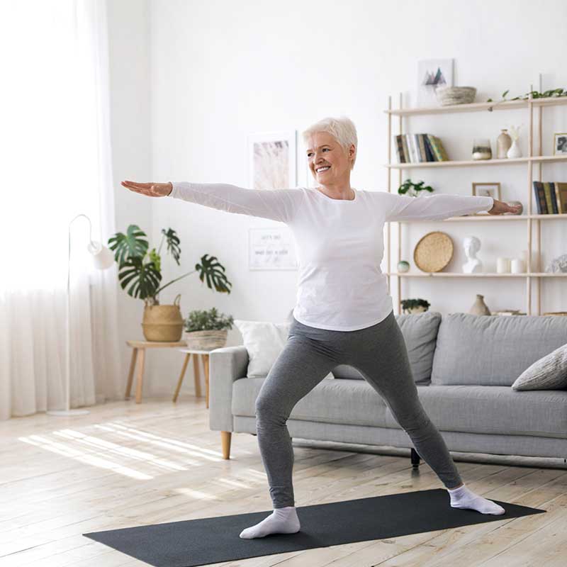 Ältere Frau genießt Yoga ohne Schulterbeschwerden
