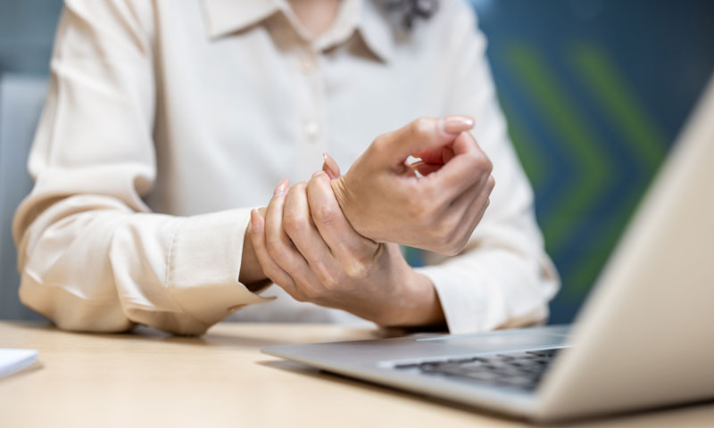 Schmerzende Sehne bei der Arbeit am Computer