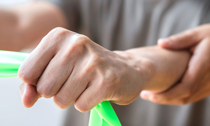 Physiotherapeutische Behandlung des Handgelenks mit Band zur Entlastung der Sehne