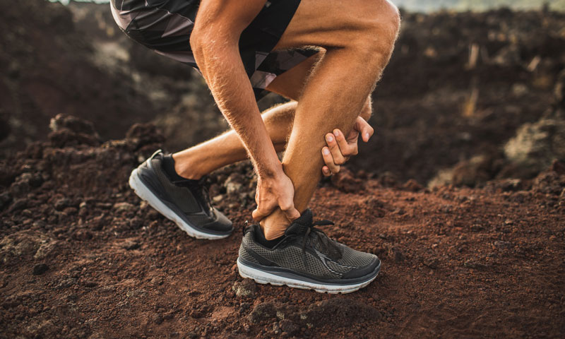 Schmerzen im Fußgelenk bei Sportler, Hinweis auf Sehnenbelastung