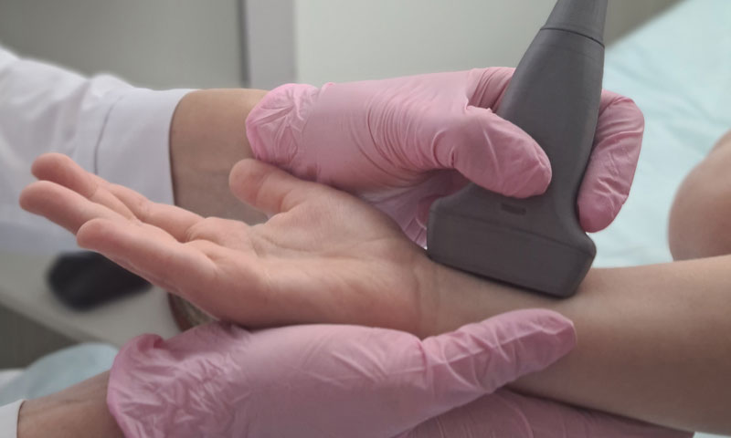 Ultraschalluntersuchung am Handgelenk bei Sehnenbeschwerden