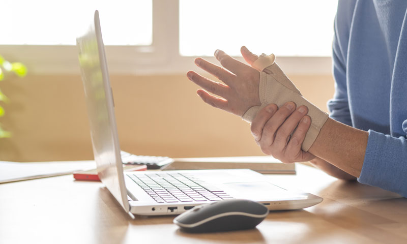 Verbundenes Handgelenk bei Computerarbeit, Hinweis auf schlecht heilende Sehnen