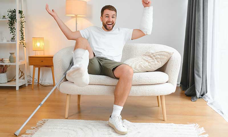 Erfolgreiche Rehabilitation nach einer Fraktur als Symbol für abgeschlossene Knochenheilung