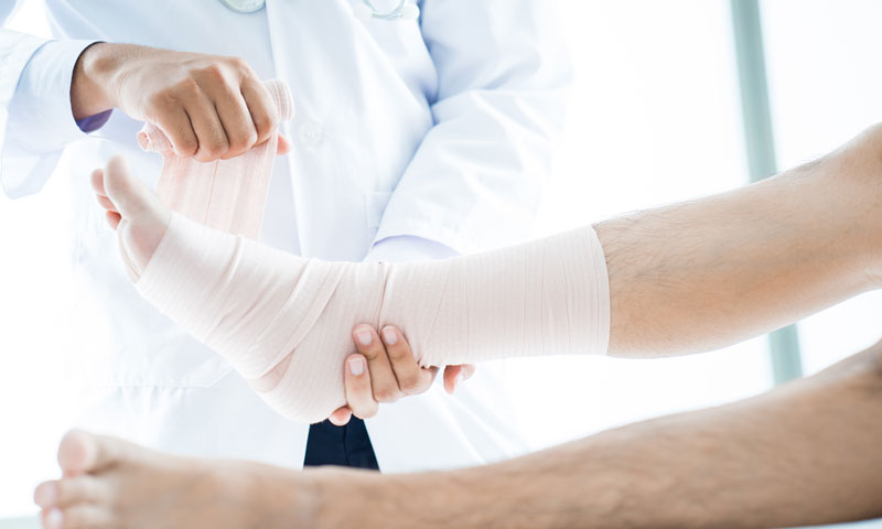 Bandagierung des Sprunggelenks im Rahmen der Behandlung von Bänderverletzungen