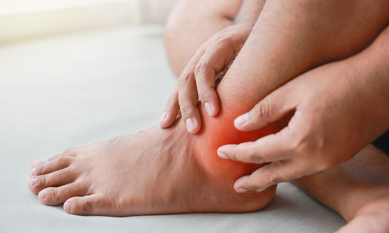Geschwollenes Fußgelenk als typisches Symptom einer akuten Bänderverletzung