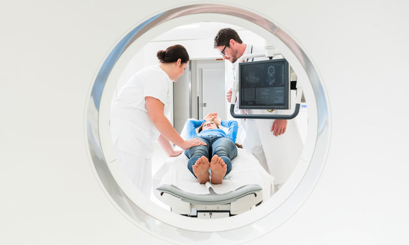 Ärztliche Diagnostik einer Muskelverletzung mittels MRT-Untersuchung bei einer Patientin