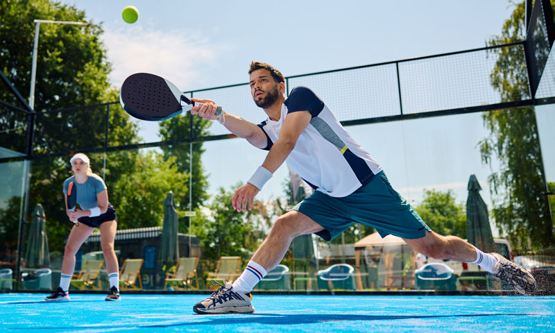 Padelspieler bei einer abrupten Bewegung als typische Ursache für Muskelverletzungen und Überlastungen